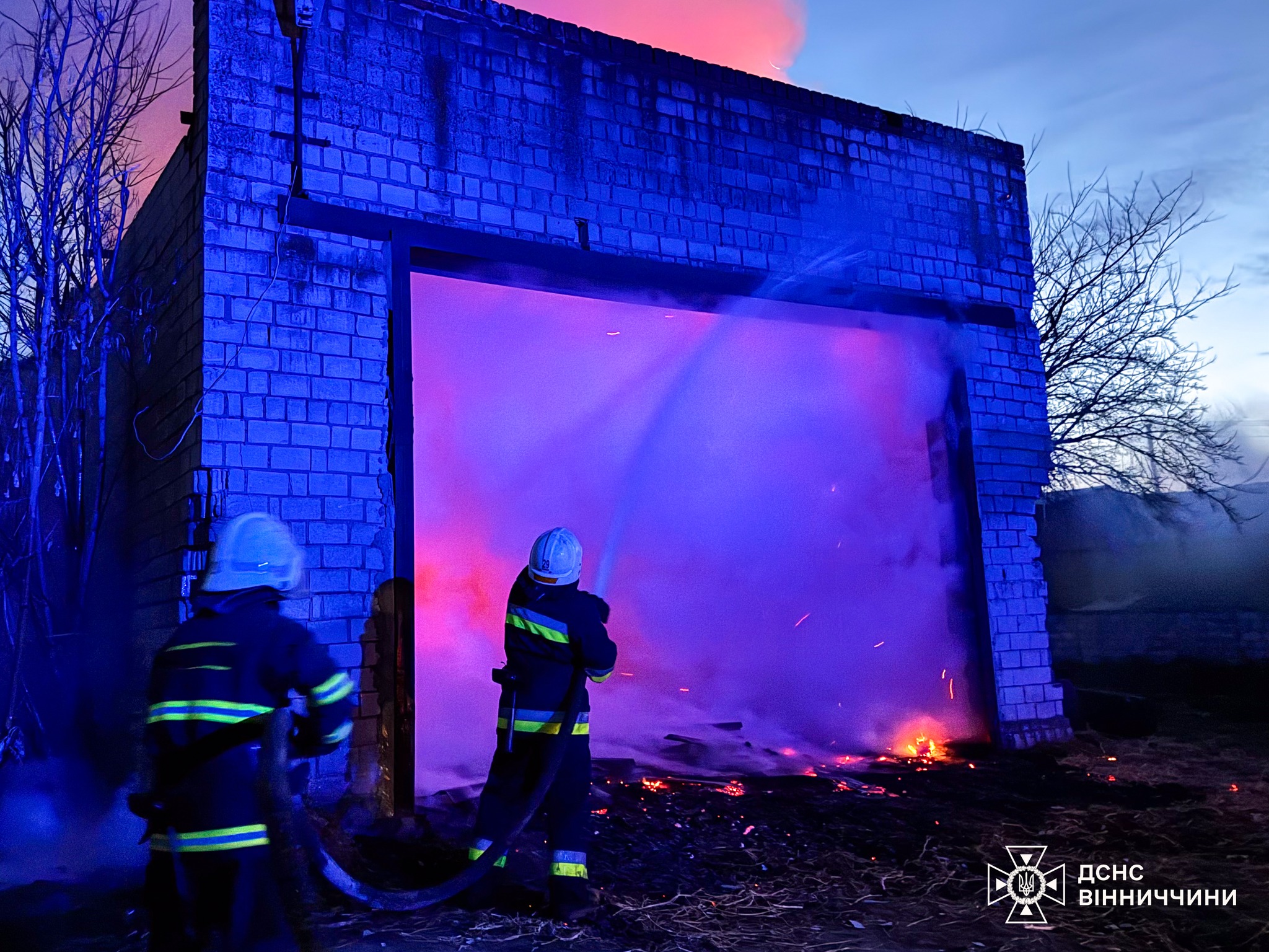 Коротке замикання та необережність: за добу на Вінниччині ліквідували чотири пожежі в житловому секторі