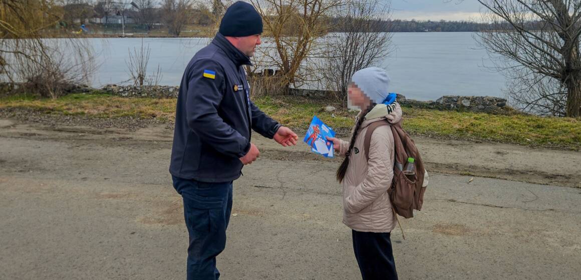 В Іллінцях діти з велосипедами провалилися під лід на очах у перехожих (ВІДЕО)