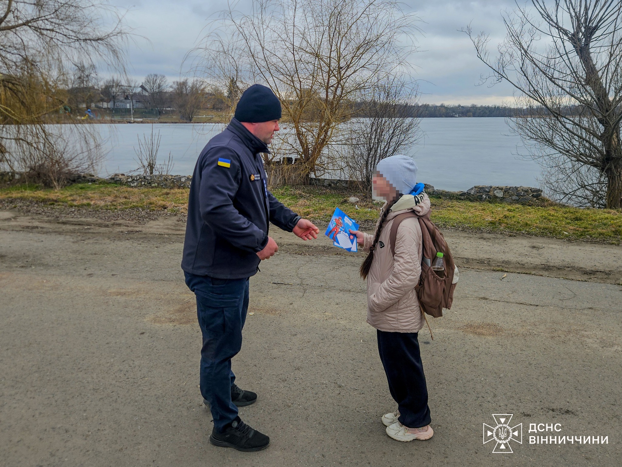 В Іллінцях діти з велосипедами провалилися під лід на очах у перехожих (ВІДЕО)