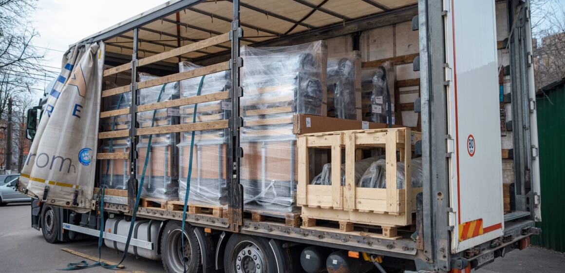 Медичне обладнання та шкільні меблі: до Вінниці прибула допомога з Німеччини