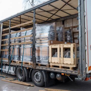 Медичне обладнання та шкільні меблі: до Вінниці прибула допомога з Німеччини