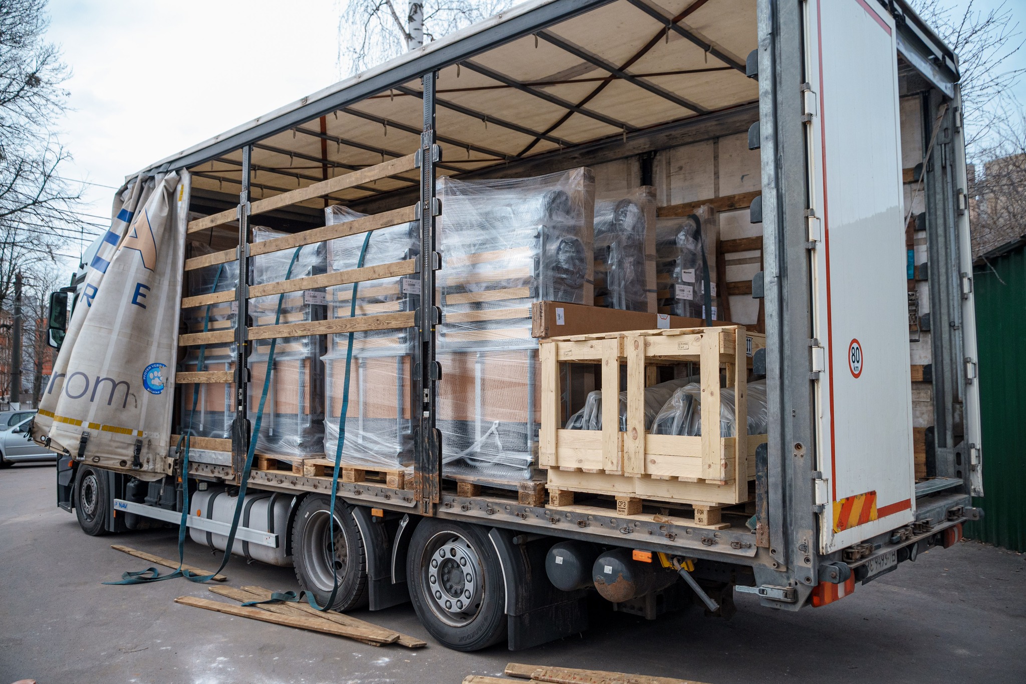 Медичне обладнання та шкільні меблі: до Вінниці прибула допомога з Німеччини