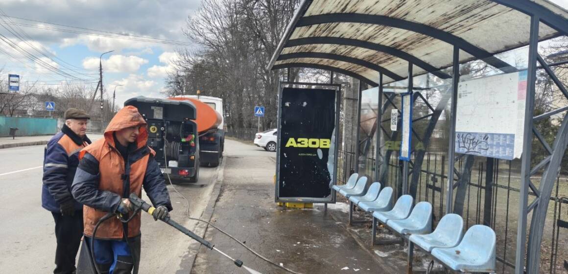 У Вінниці вже помили більшість зупинок громадського транспорту після зими
