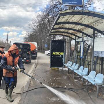 У Вінниці вже помили більшість зупинок громадського транспорту після зими