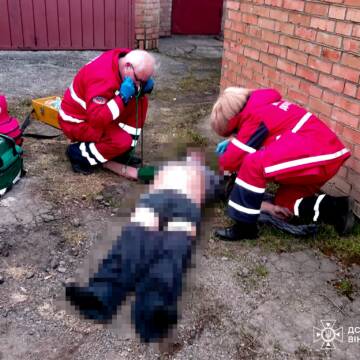 У Вінниці рятувальники винесли з палаючої квартири непритомного дідуся