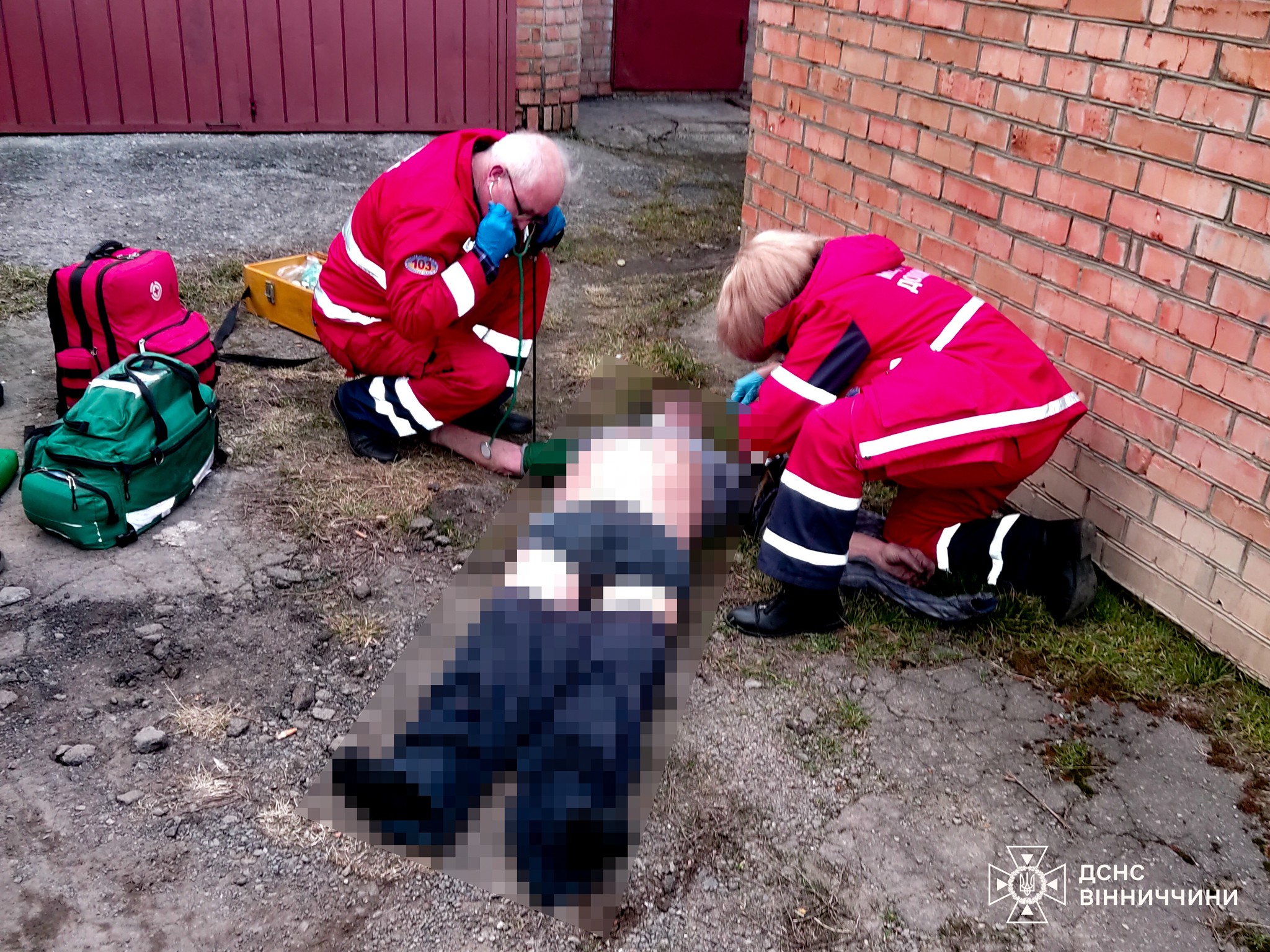 У Вінниці рятувальники винесли з палаючої квартири непритомного дідуся