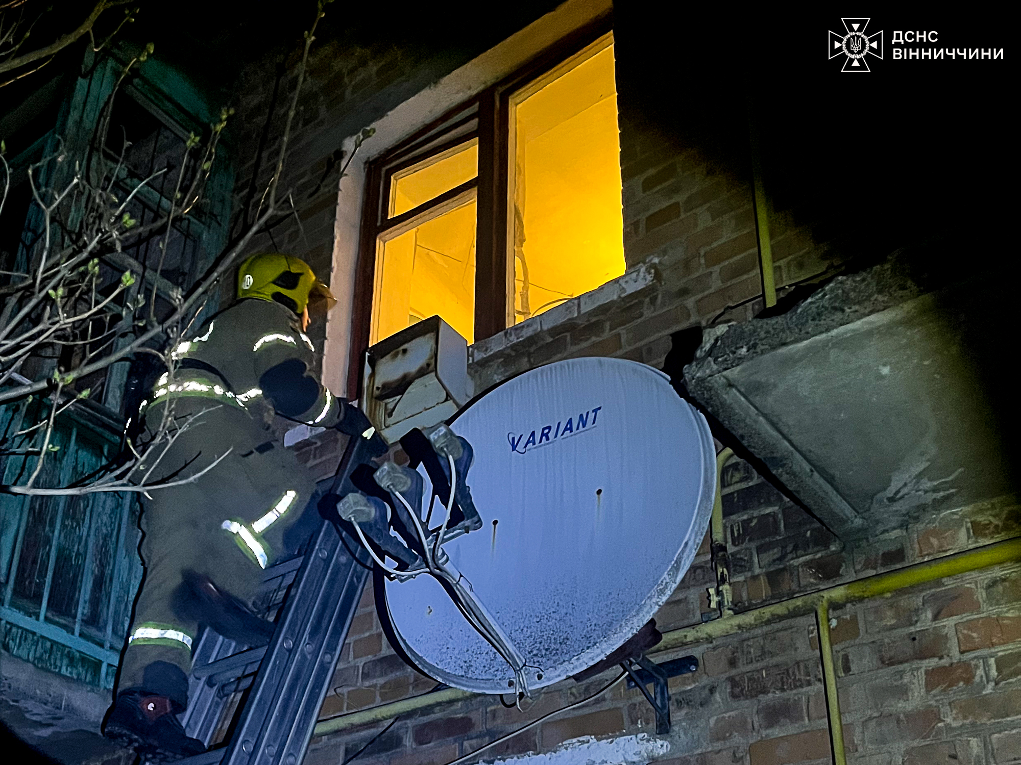 Дзвінок сусіда врятував життя: рятувальники визволили літню жінку та чоловіка