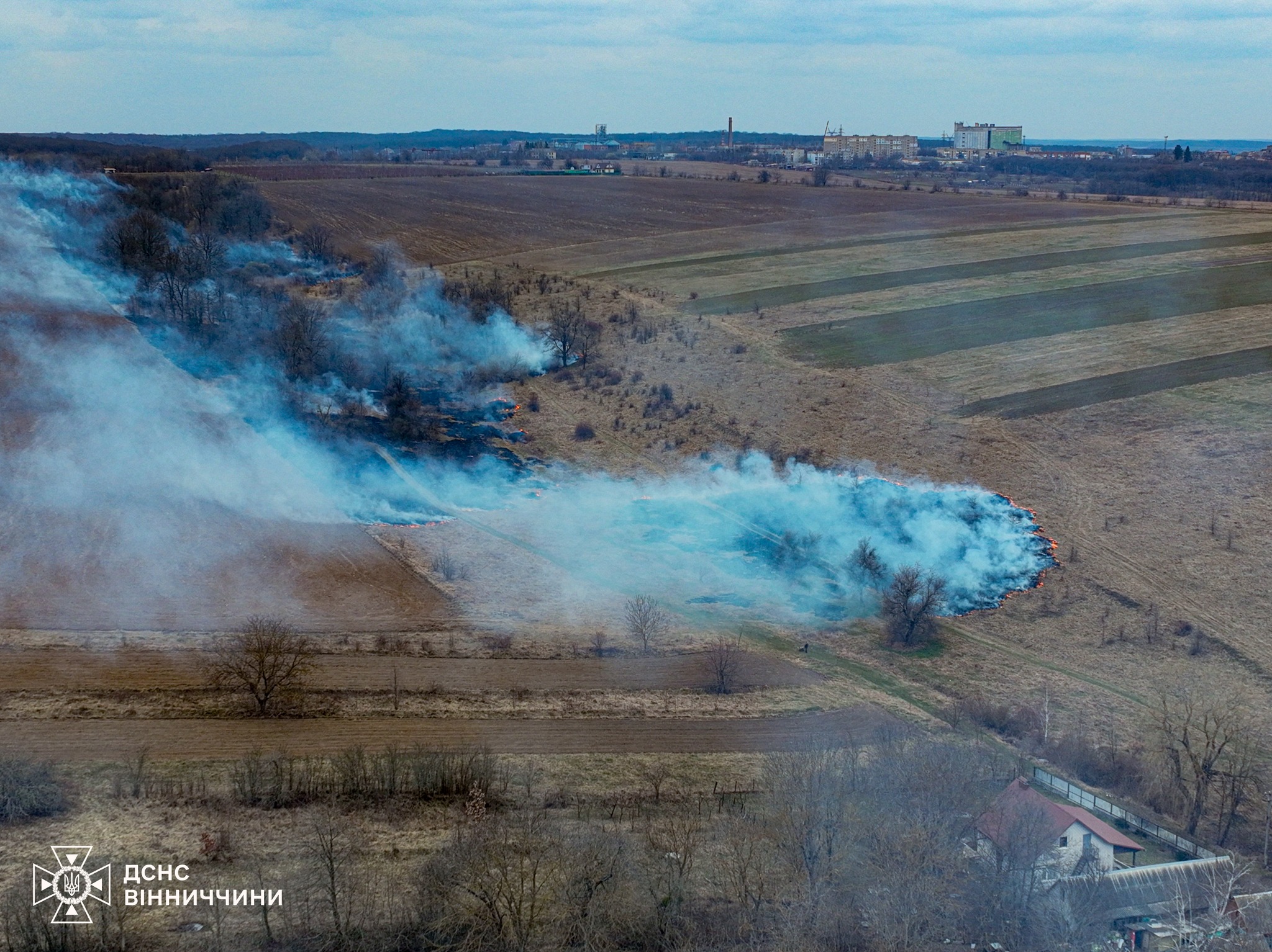 На Вінниччині за добу сталося 10 пожеж: горіли відкриті території та квартира