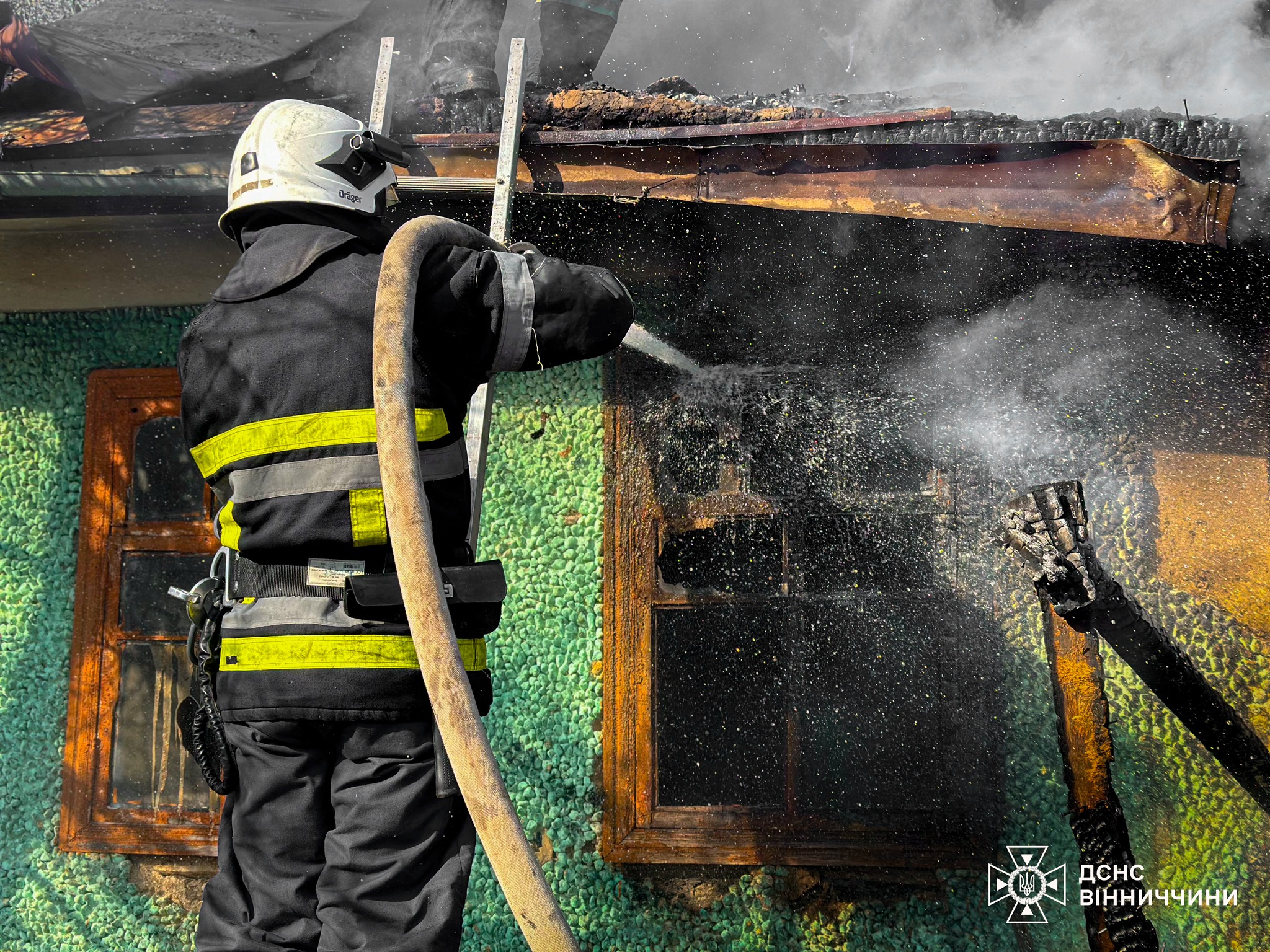 На Вінниччині через несправну піч та куріння ледь не згоріли оселі