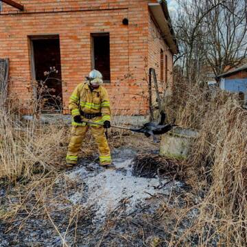 Бійці ДСНС врятували жінку, яка ледь не згоріла через спалювання сухої трави
