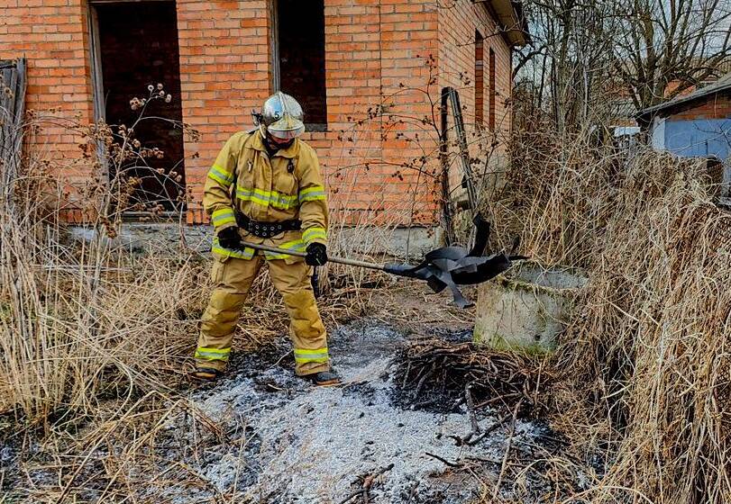 Бійці ДСНС врятували жінку, яка ледь не згоріла через спалювання сухої трави