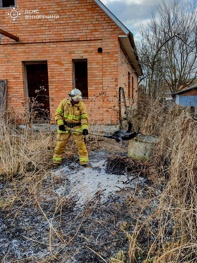 Бійці ДСНС врятували жінку, яка ледь не згоріла через спалювання сухої трави