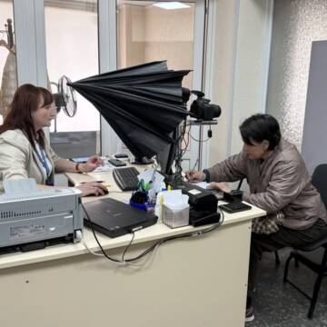 «Вогонь знищив усе, навіть паспорт»: вінничанці допомогли відновити документи після обстрілу Вінниці