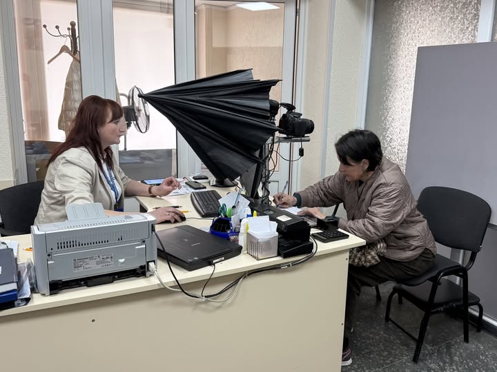 «Вогонь знищив усе, навіть паспорт»: вінничанці допомогли відновити документи після обстрілу Вінниці