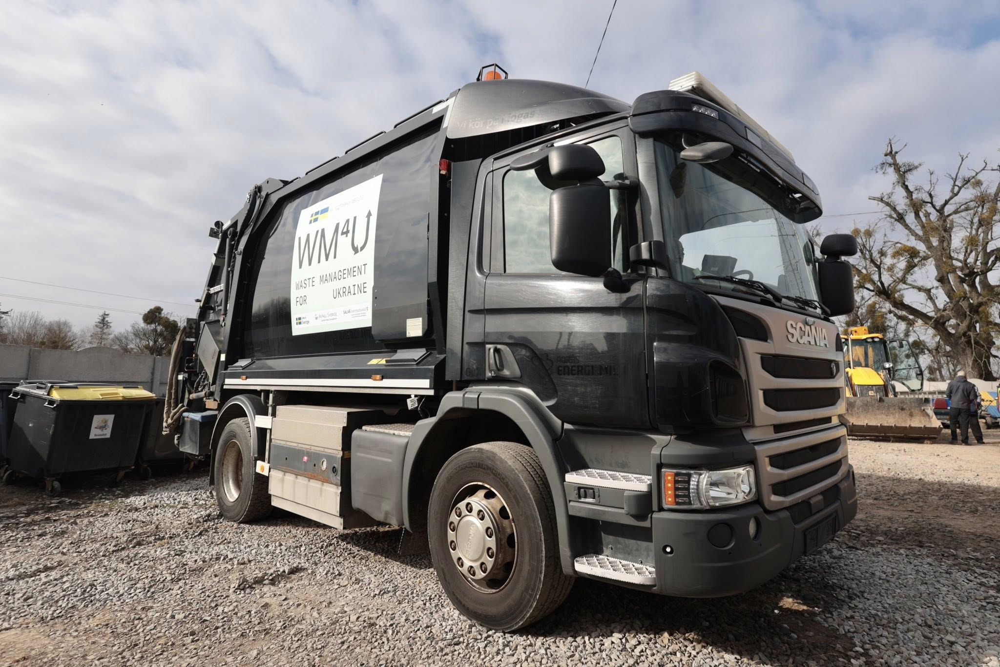 Лука-Мелешківська громада отримала сміттєзбиральну техніку від шведських партнерів