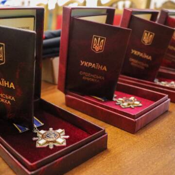 Вічна пам’ять і вдячність: у Вінниці родинам загиблих гвардійців передали державні нагороди