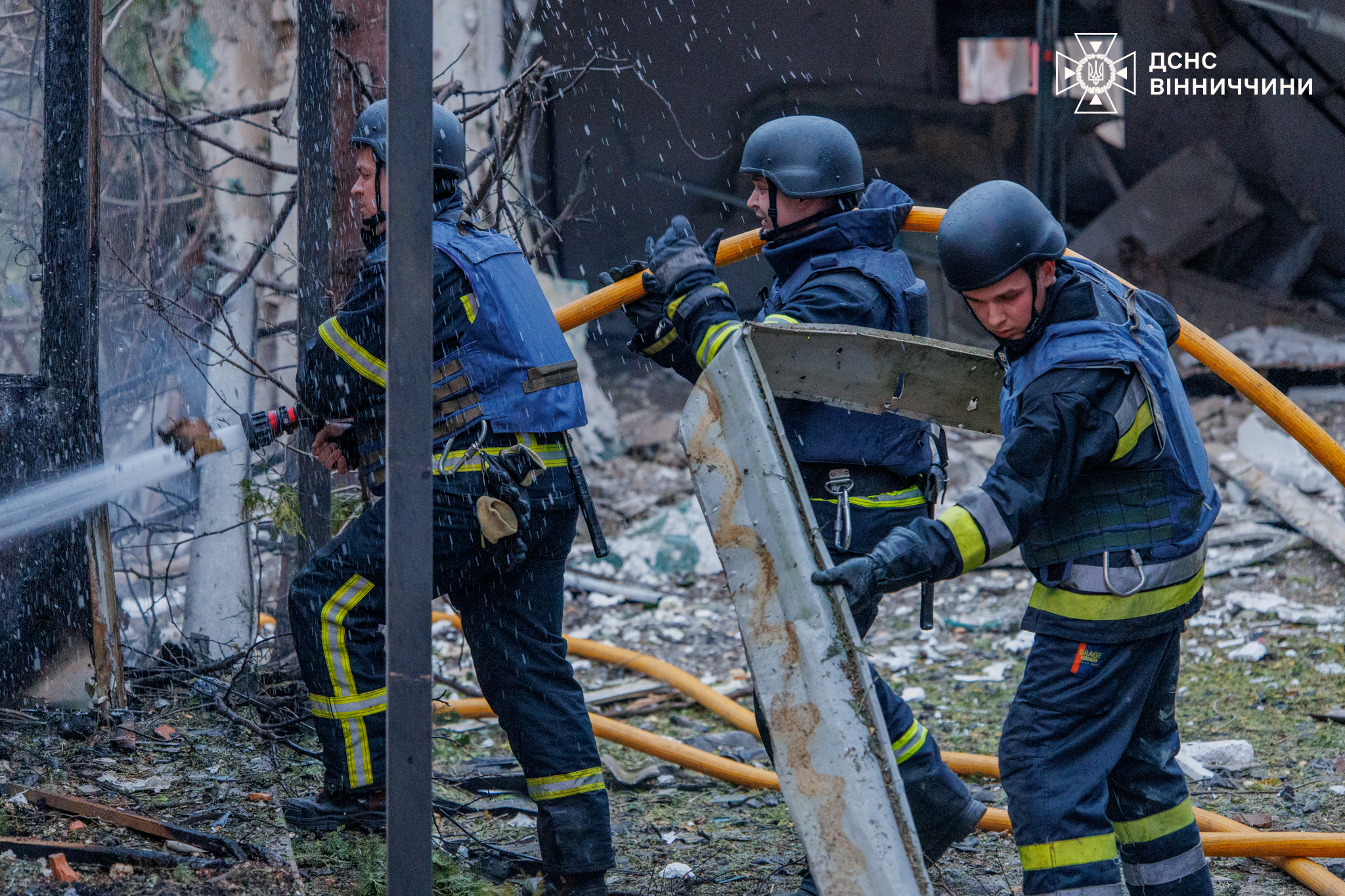 Вінниця після атаки: до ліквідації наслідків залучено 92 рятувальники