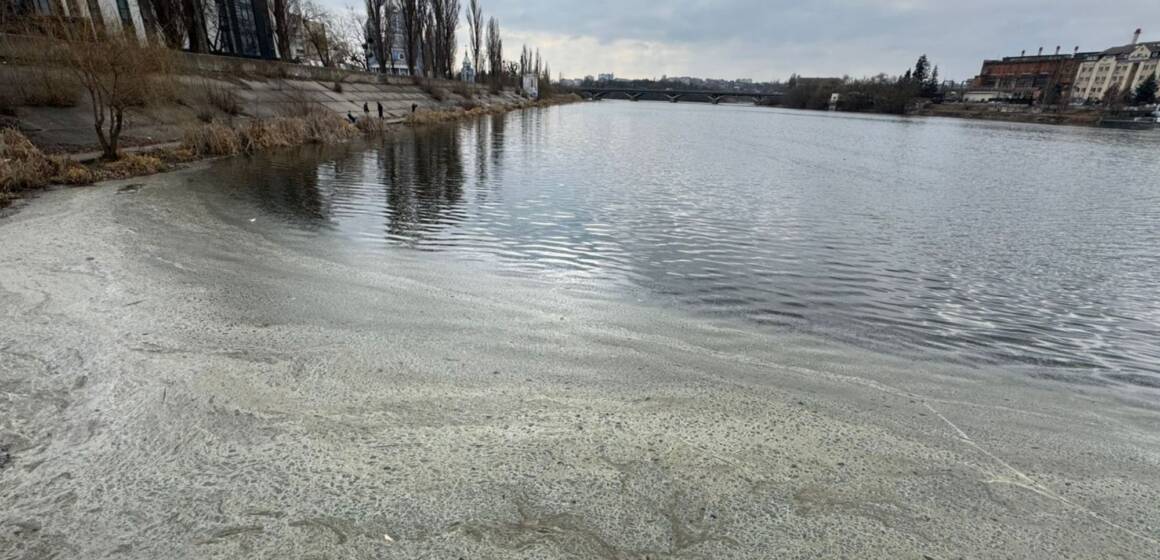 Плями невідомого походження на Південному Бузі: екологи та поліція з’ясовують причини забруднення