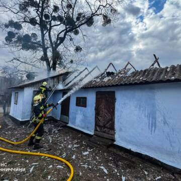 На Вінниччині рятувальники загасили дві пожежі у приватних будинках