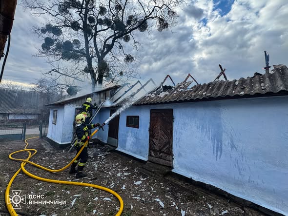 На Вінниччині рятувальники загасили дві пожежі у приватних будинках