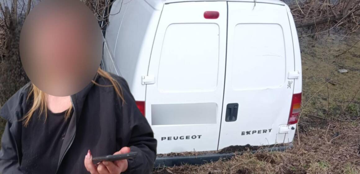 П’яна та без прав: на Хмільниччині жінка на Peugeot злетіла в кювет