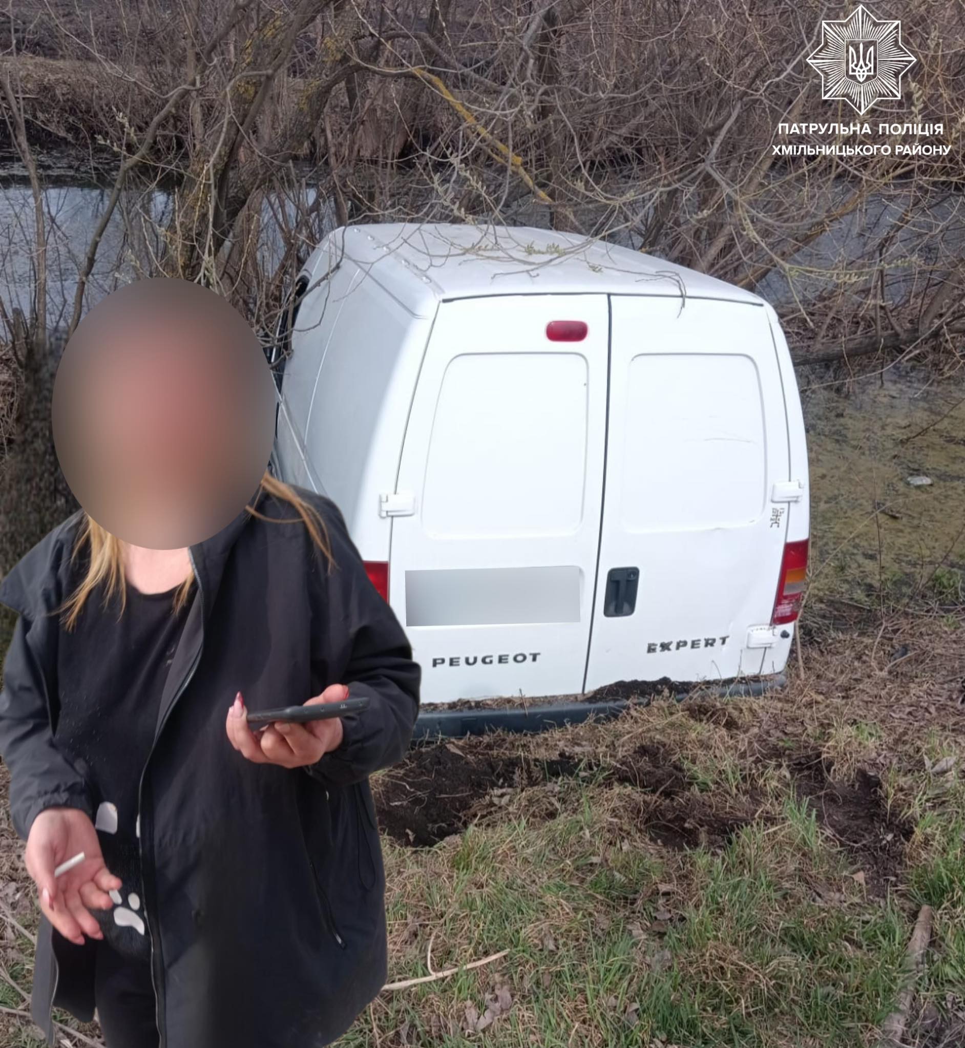П’яна та без прав: на Хмільниччині жінка на Peugeot злетіла в кювет