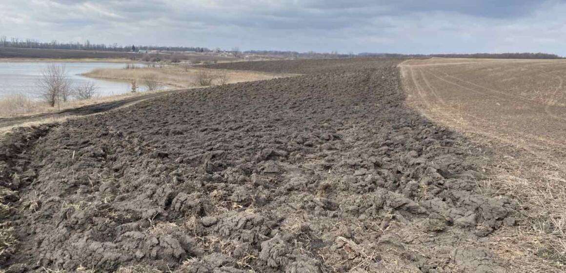 Замість захисної смуги — рілля: на Вінниччині незаконно розорали землі біля водойм
