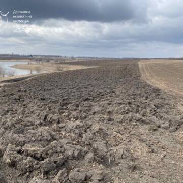 Замість захисної смуги — рілля: на Вінниччині незаконно розорали землі біля водойм
