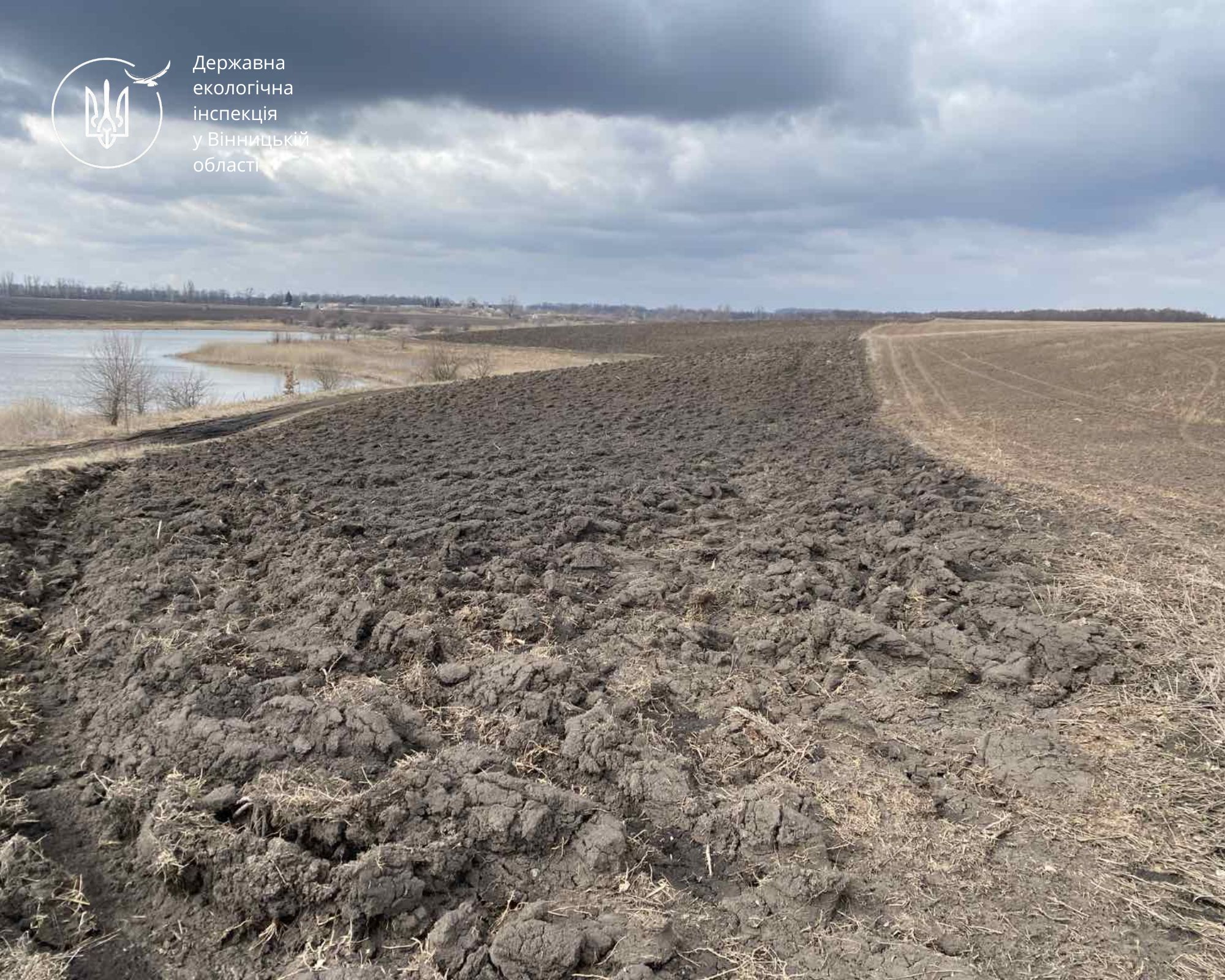 Замість захисної смуги — рілля: на Вінниччині незаконно розорали землі біля водойм