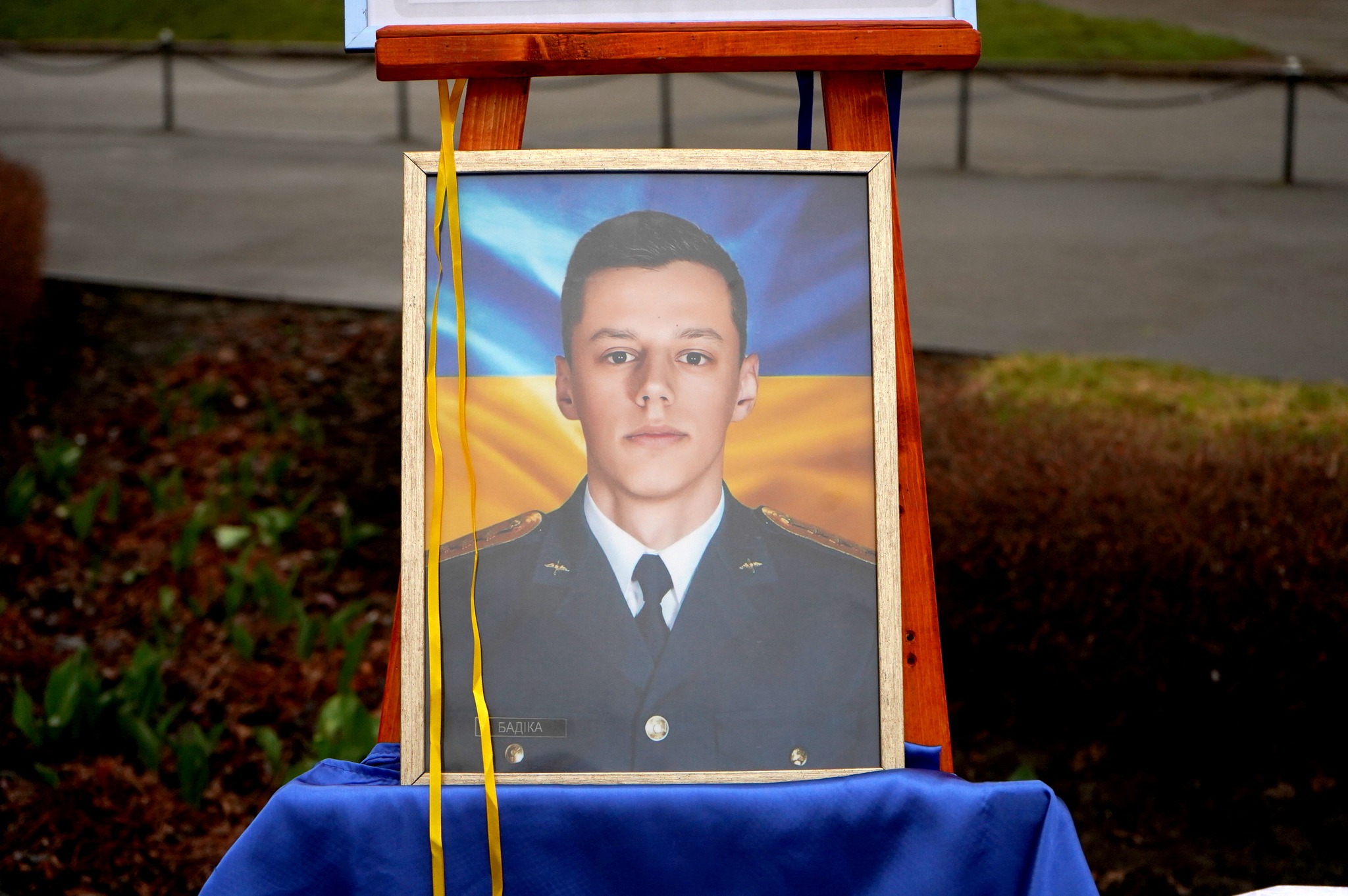 Назавжди в небесному строю: Вінниця вшанувала Героя України Дениса Бадіку