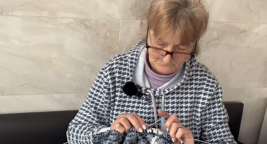 6eabd9b84cf48383 300 пар тепла: 64-річна крижопільчанка зігріває воїнів на фронті