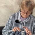 300 пар тепла: 64-річна крижопільчанка зігріває воїнів на фронті