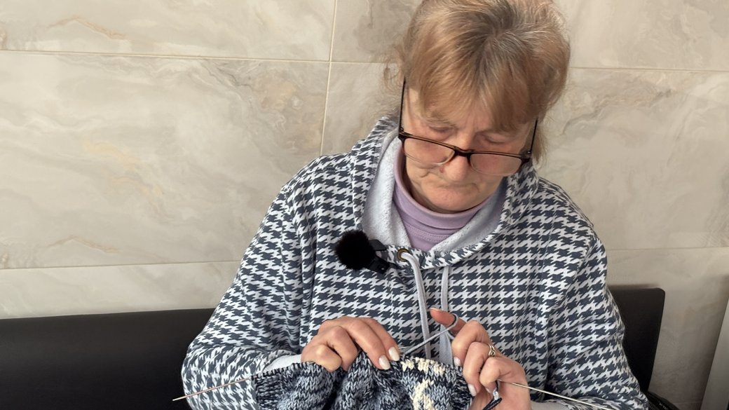 300 пар тепла: 64-річна крижопільчанка зігріває воїнів на фронті