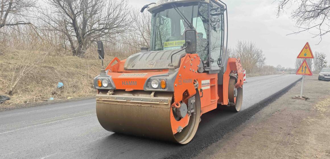 На Вінниччині поблизу Гайсина ремонтують дорогу регіонального значення Р 33