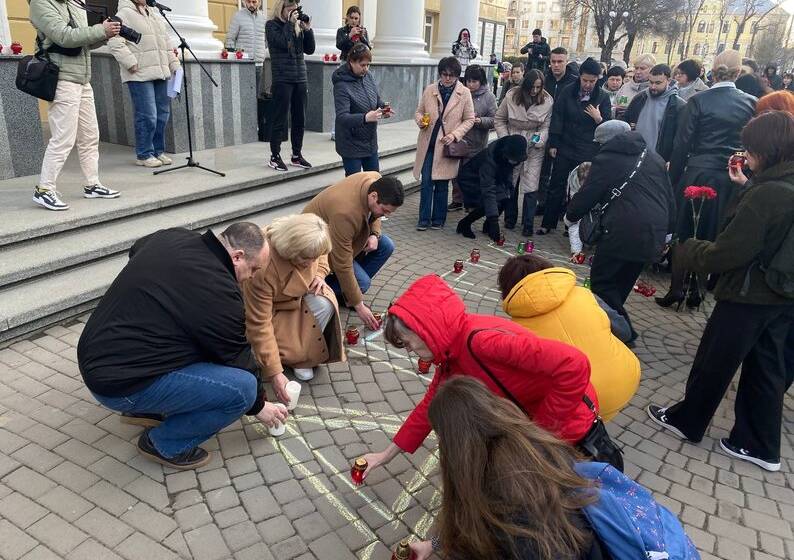 Четверті роковини трагедії: у Вінниці пройшла акція пам’яті загиблих у драмтеатрі Маріуполя