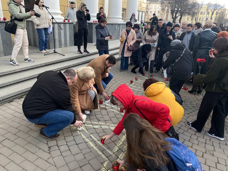 Четверті роковини трагедії: у Вінниці пройшла акція пам’яті загиблих у драмтеатрі Маріуполя