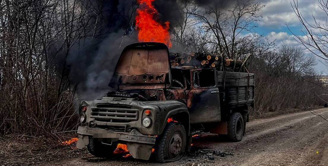 Машина згоріла, а дрова – ні: рятувальники загасили авто, що загорілось на ходу