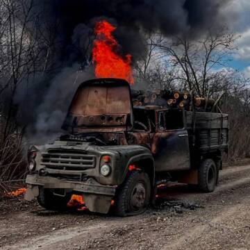 Машина згоріла, а дрова – ні: рятувальники загасили авто, що загорілось на ходу