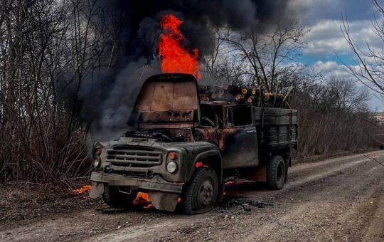 Машина згоріла, а дрова ні: рятувальники загасили авто, що загорілось на ходу