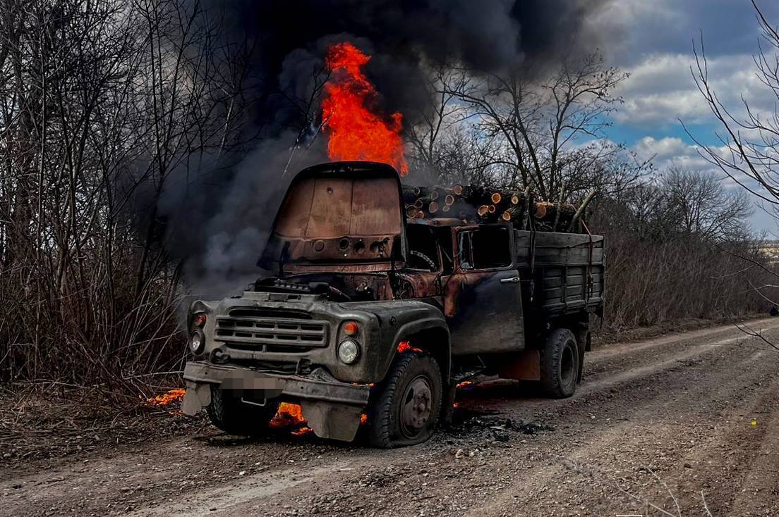 Машина згоріла, а дрова – ні: рятувальники загасили авто, що загорілось на ходу