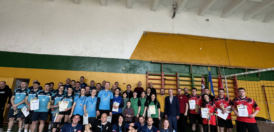 20 років на майданчику: у Вінниці визначили переможців ювілейного чемпіонату з волейболу серед вчителів