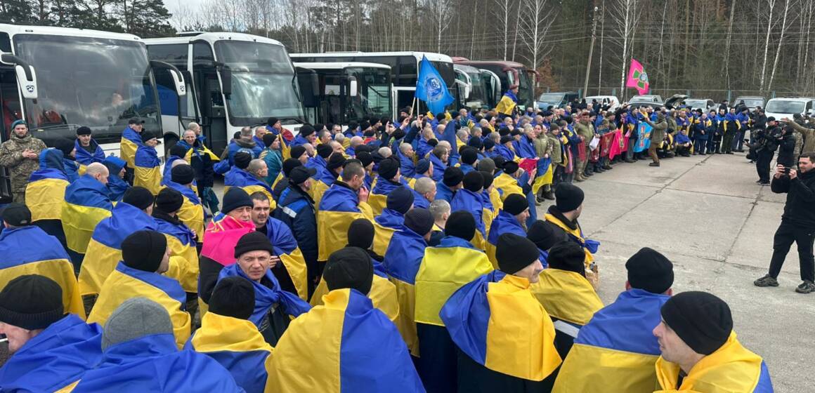 Другий день обміну полоненими: з російської неволі повернули 300 військових і двох цивільних