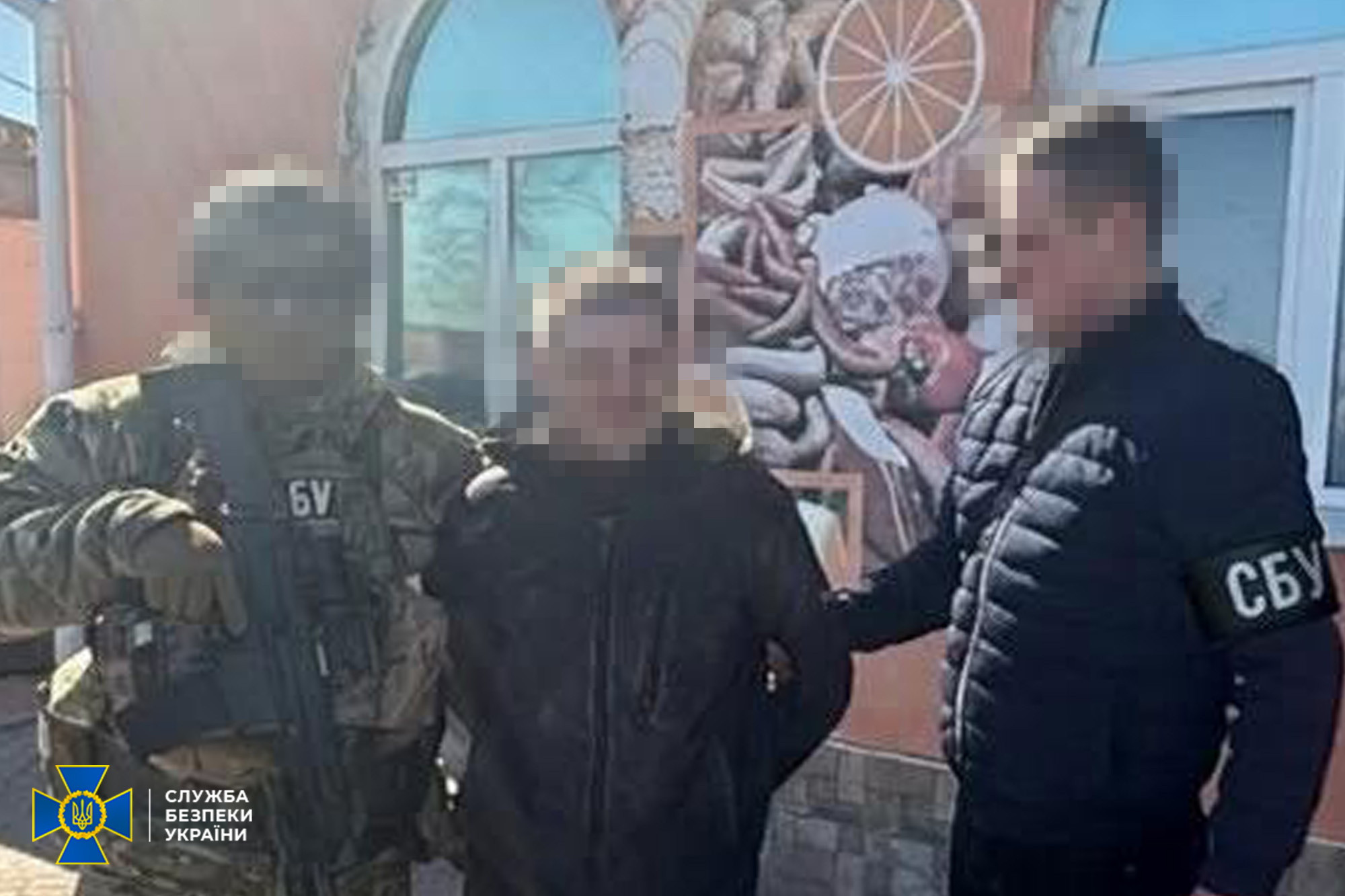 Глушники, автомати та гранати поштою: викрито торговців зброєю