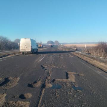 На Вінниччині ремонтують дорогу М-21: водіїв просять бути уважними