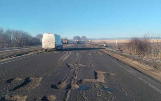 На Вінниччині ремонтують дорогу М-21: водіїв просять бути уважними