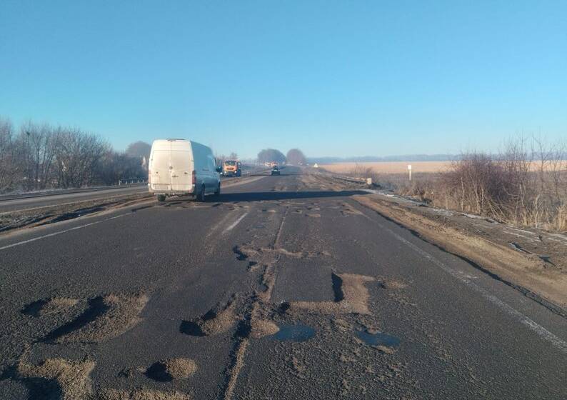 На Вінниччині ремонтують дорогу М-21: водіїв просять бути уважними