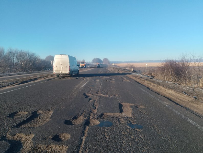 На Вінниччині ремонтують дорогу М-21: водіїв просять бути уважними