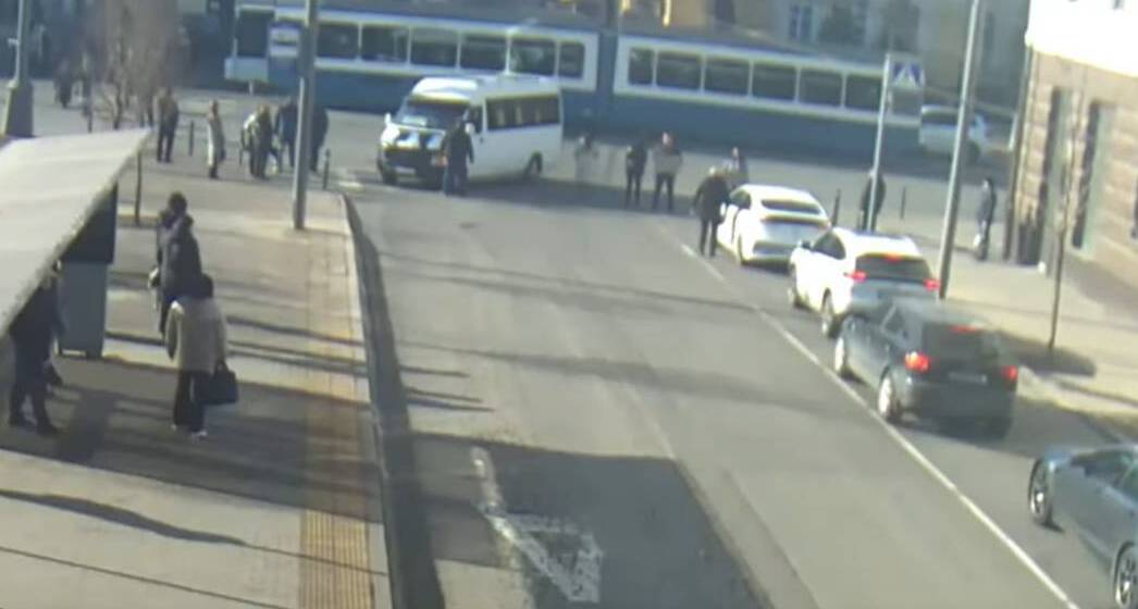 На Соборній пішоходи заблокували маршрутку через «неправильну» зупинку на хвилину мовчання