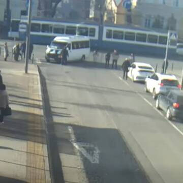d56d967914d701d521a6a804ac9166e1 На Соборній пішоходи заблокували маршрутку через «неправильну» зупинку на хвилину мовчання