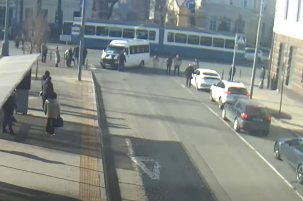 На Соборній пішоходи заблокували маршрутку через «неправильну» зупинку на хвилину мовчання